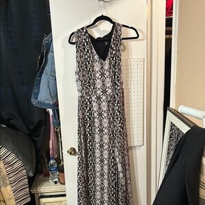 Elegant Black and White Sleeveless Dress